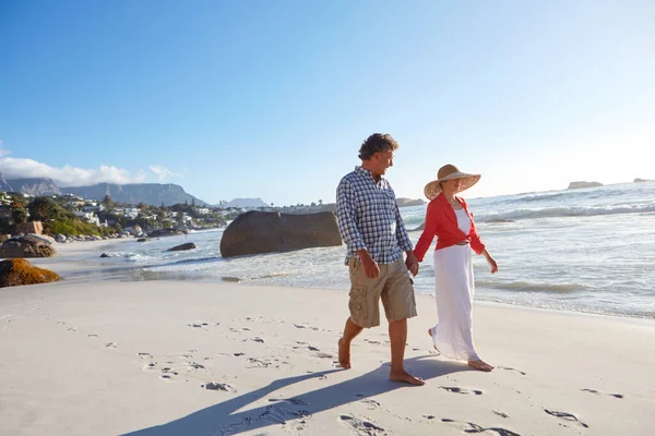 永遠に手をつないで 成熟した夫婦は午後遅くにビーチを散歩し — ストック写真