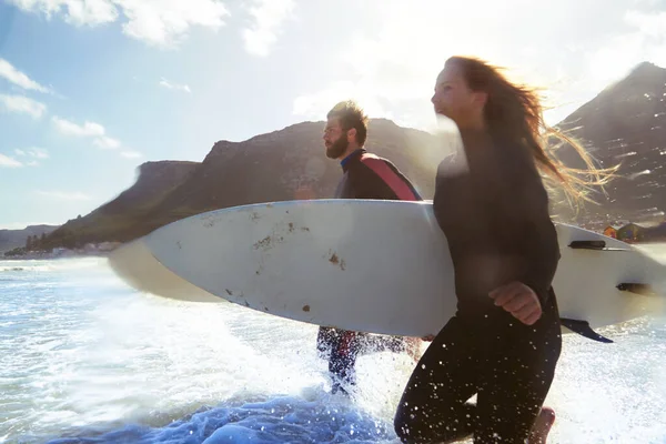 Sie Leben Dafür Ein Sportliches Junges Paar Surft Seinem Lieblingsstrand — Stockfoto