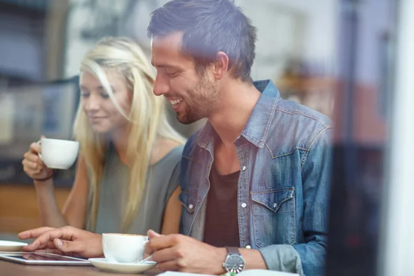 彼らは喫茶店でたむろするのが好きだ コーヒーの日にタブレットを使っている若い夫婦が — ストック写真