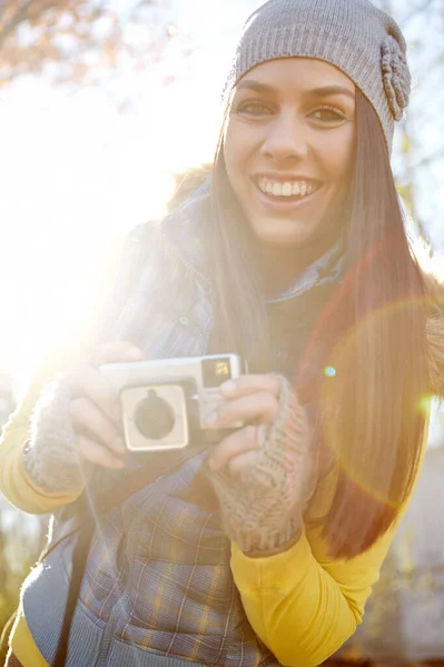 私はいつもこんな日にカメラを持ってくる 屋外で彼女のカメラと一緒に立って美しい若い女性の肖像画 — ストック写真