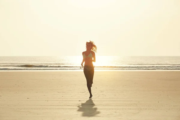 Mantém Esse Espírito Verão Retrato Uma Jovem Atraente Correndo Praia — Fotografia de Stock