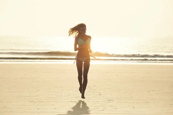 Пляжное Тело Портрет Привлекательной Молодой Женщины Бегущей Пляжу — стоковое фото