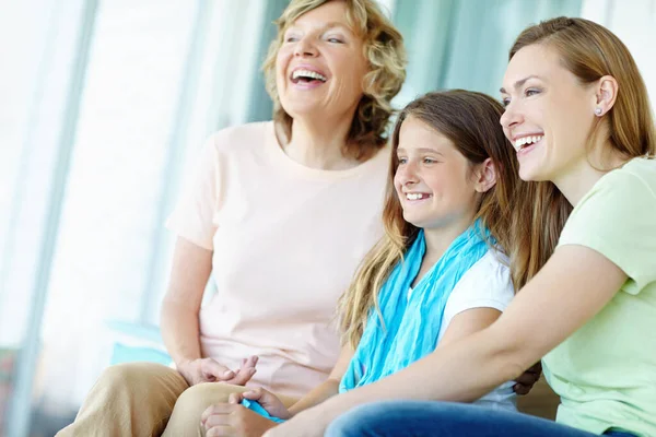 Насолоджуйся Телевізором Три Покоління Сімейних Дівчат Які Сидять Разом Дивляться — стокове фото