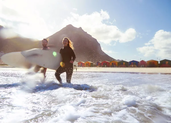 Пользуйся Каждым Сёрфингом Атлетическая Молодая Пара Занимающаяся Серфингом Своем Любимом — стоковое фото
