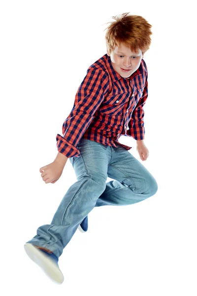 Правильные Движения Студийный Снимок Молодого Мальчика Энергично Прыгающего Белом Фоне — стоковое фото