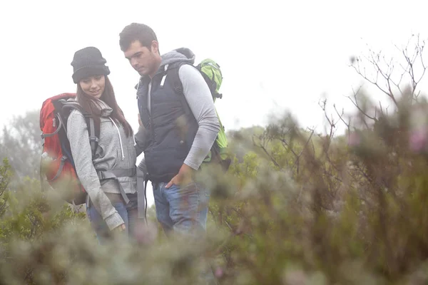 徒歩で自然を探索 ハイキング旅行を楽しんでいる若いカップルは — ストック写真