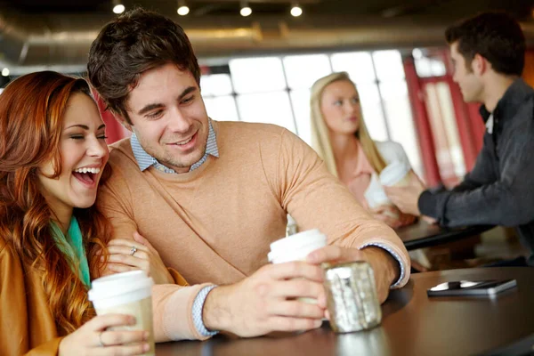 あなたは面白い冗談を言う コーヒーショップでのデートの幸せな若いカップル — ストック写真