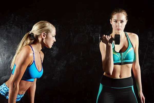 Vermorzelt Het Door Twee Jonge Vrouwen Trainen Met Gewichten Sportschool — Stockfoto