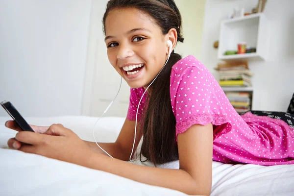Tylko Rockowa Playlista Nastolatka Słuchająca Muzyki Sypialni — Zdjęcie stockowe