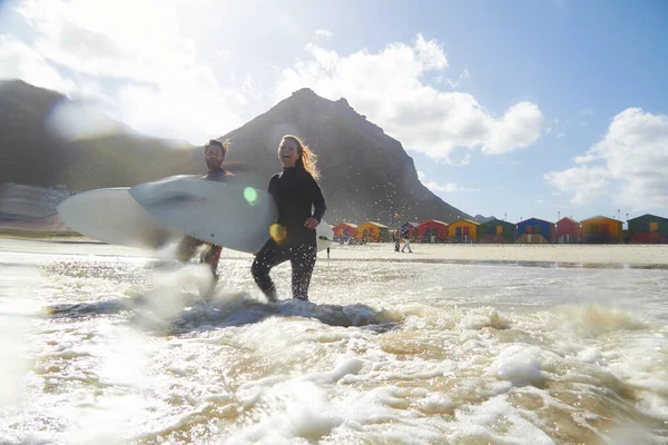 Жизнь Дает Грубые Волны Сёрфинг Атлетическая Молодая Пара Занимающаяся Серфингом — стоковое фото
