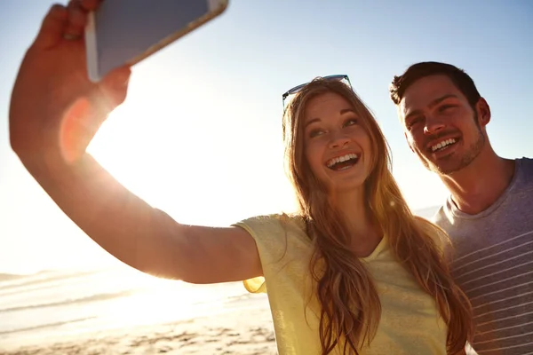 Momenti Memorabili Sulla Spiaggia Una Giovane Coppia Affettuosa Che Selfie — Foto Stock