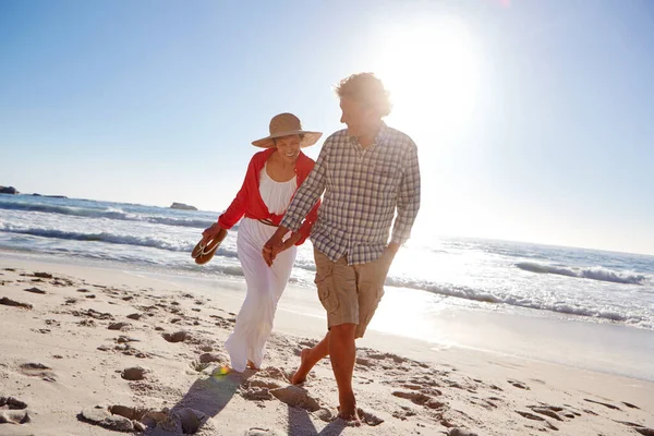 休日の幸福 成熟した夫婦は午後遅くにビーチを散歩し — ストック写真