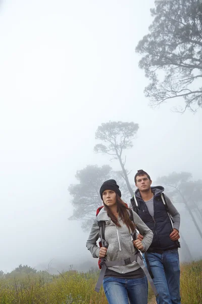 他们是一对有冒险精神的夫妇 一对年轻夫妇在大自然中远足 — 图库照片