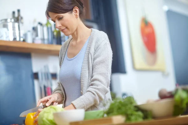 Preparando Una Comida Saludable Una Atractiva Mujer Picando Verduras Mostrador — Foto de Stock