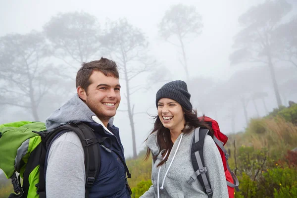 远足是他们的乐趣所在 一对年轻夫妇在大自然中远足 — 图库照片