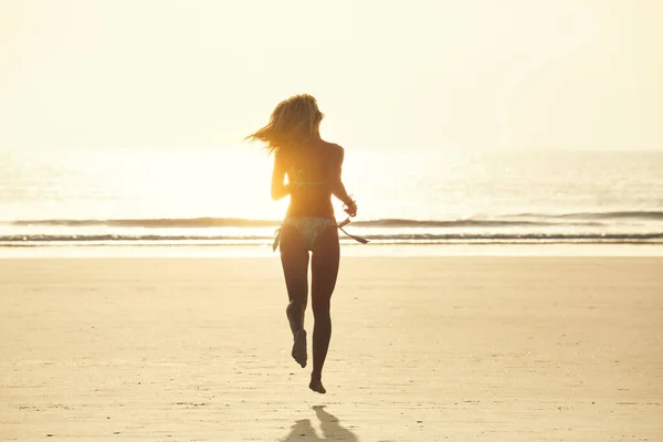 Направляется Горизонту Снимок Привлекательной Молодой Женщины Бегущей Пляжу — стоковое фото