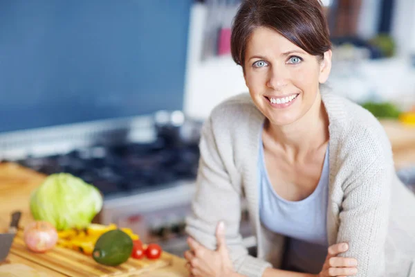 Love Veggies Portrait Attractive Woman Leaning Kitchen Counter Filled Vegetables — Stock Photo, Image
