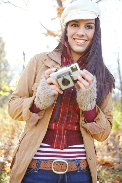 いくつかの写真をスナップする準備 カメラを持ちながら森の中に立っている美しい若い女性は スタイリッシュな服を着て笑っている 秋の間 — ストック写真
