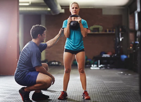 Helfen Ihre Form Perfektionieren Ein Trainer Hilft Einer Jungen Frau — Stockfoto