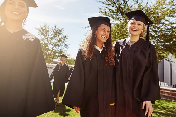 Freunde Und Mitschüler Eine Gruppe Lächelnder Universitätsstudenten Abschlusstag Draußen — Stockfoto