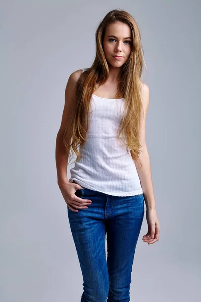 Det Finns Skönhet Enkelhet Studioporträtt Lättklädd Ung Kvinna — Stockfoto