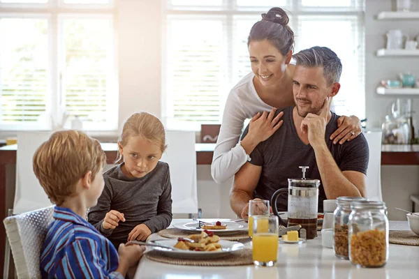 Niektóre Poranki Zbyt Wyjątkowe Rodzina Jedząca Razem Śniadanie — Zdjęcie stockowe