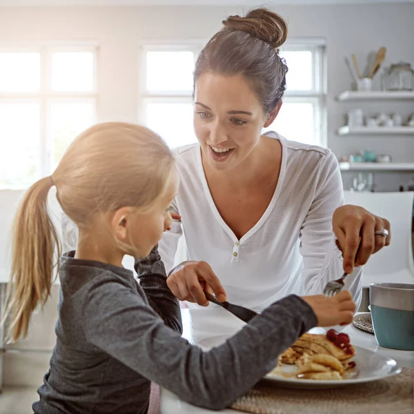 Heb Favoriet Gemaakt Een Moeder Dochter Die Thuis Ontbijten — Stockfoto