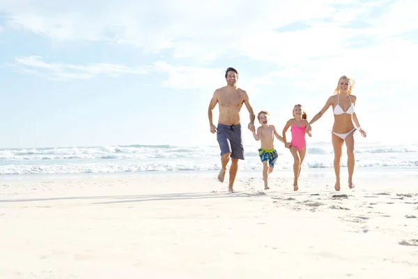 Famiglia Diverte Una Giovane Famiglia Felice Che Corre Sulla Spiaggia — Foto Stock