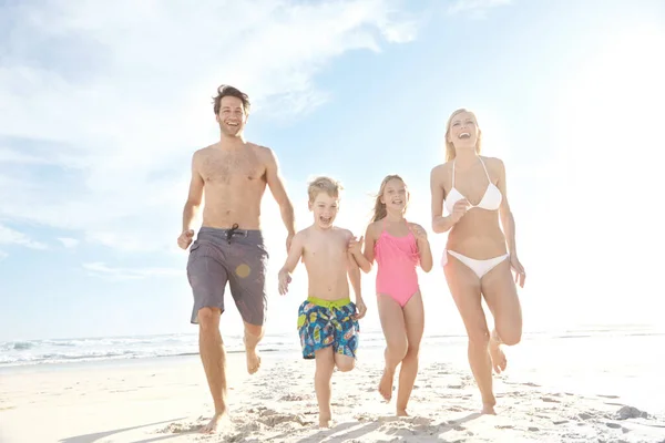Güneşte Daha Eğlenceli Kumsalda Birlikte Koşan Mutlu Bir Aile — Stok fotoğraf