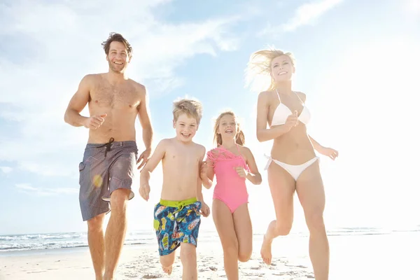 Livre Uma Jovem Família Feliz Correndo Praia Juntos — Fotografia de Stock