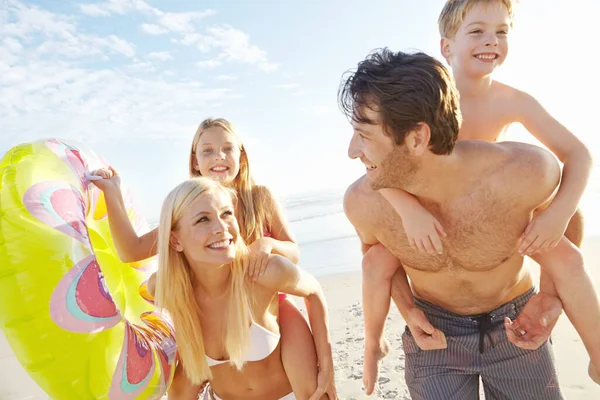 Ligação Como Uma Família Uma Jovem Família Feliz Praia — Fotografia de Stock