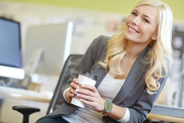 Eine Schöne Blonde Geschäftsfrau Hält Einen Kaffee Und Sieht Gut — Stockfoto