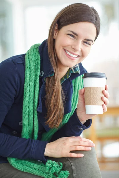 寒い冬の日からの救済 豪華な若い女性がコーヒーを飲む姿 — ストック写真