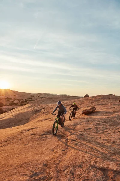 Місії Повнометражний Знімок Двох Молодих Спортсменів Чоловіків Гірських Велосипедів Пустелі — стокове фото