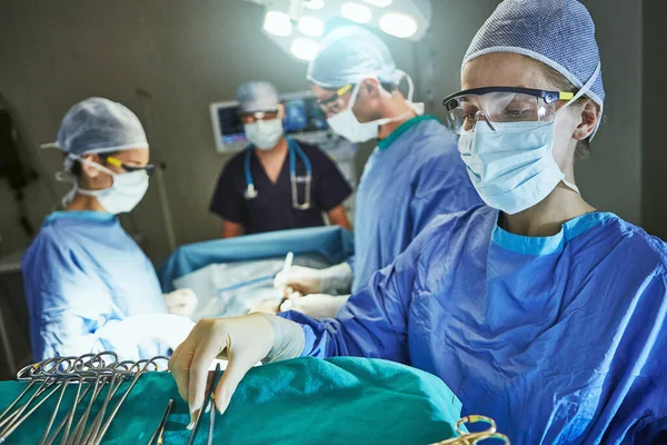 Mani Esperte Che Operano Loro Paziente Chirurghi Sala Operatoria — Foto Stock