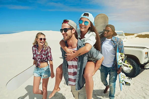Found Fun Sandy Place Group Young Friends Going Sand Boarding — Stock Photo, Image