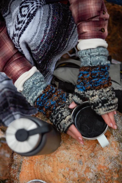 喝咖啡和保持烤肉味 一个无法辨认的女人在冬天野外露营时喝了一杯热饮 拍摄了一张高角度的照片 — 图库照片