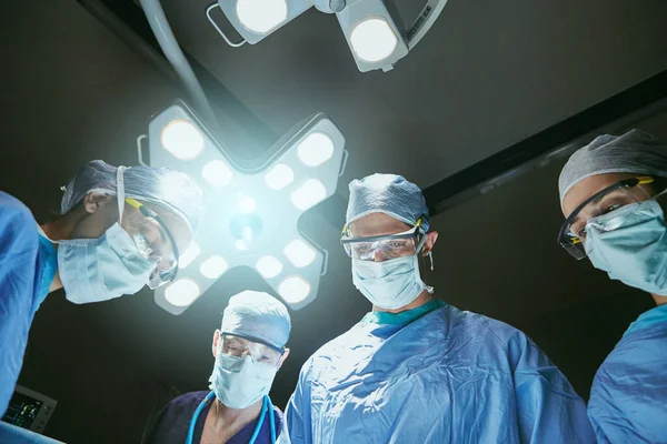 Sabit Eller Sarsılmaz Konsantrasyon Anahtardır Ameliyathanede Cerrahların Düşük Açılı Görüntüsü — Stok fotoğraf
