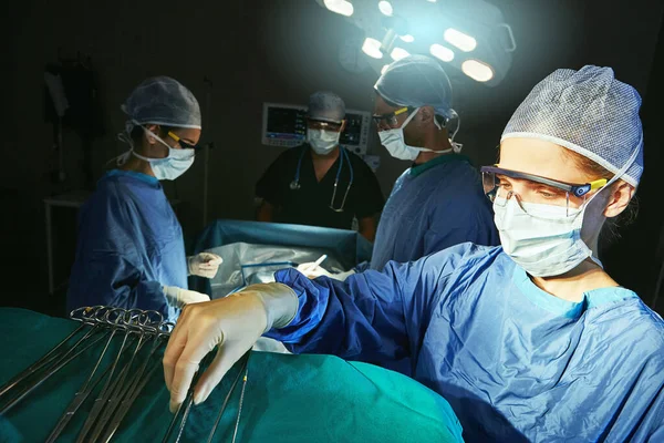 Cirurgia Dos Pacientes Está Mãos Hábeis Cirurgiões Uma Sala Cirurgia — Fotografia de Stock