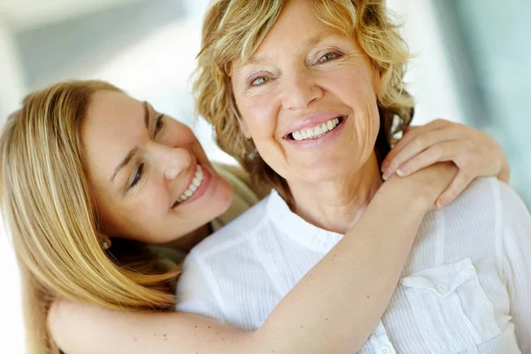 Dándole Gran Abrazo Una Anciana Sonriente Recibiendo Abrazo Hija —  Fotos de Stock