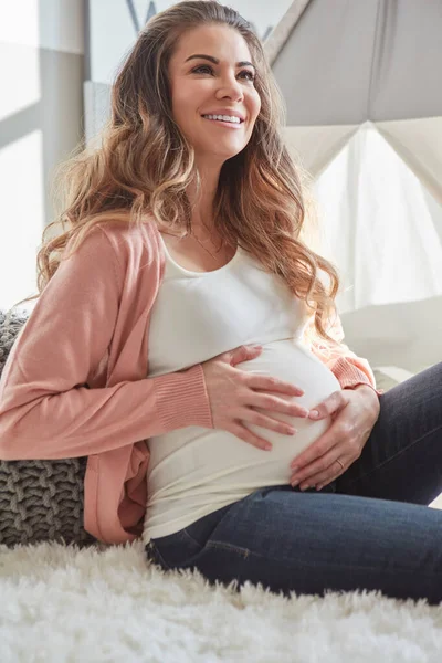 Esta Sido Mejor Experiencia Una Mujer Embarazada Tocándose Vientre Mientras — Foto de Stock
