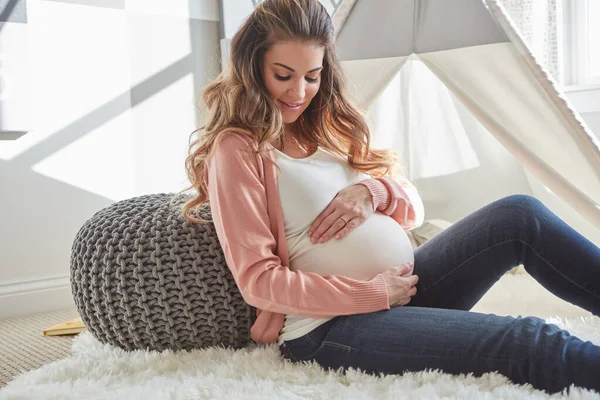 Mamá Ama Profundamente Una Mujer Embarazada Tocándose Vientre Mientras Está — Foto de Stock