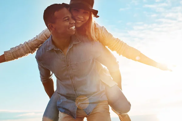 Melhor Coisa Nesta Vida Amar Jovem Casal Feliz Desfrutando Passeio — Fotografia de Stock