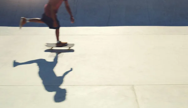 스케이트장에서 태우고 있어요 스케이트 공원에서 스케이트보드 위에서 트릭을 무명의 — 스톡 사진