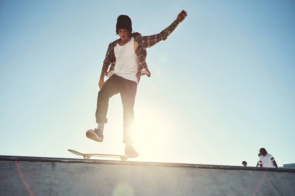 Vidas Complicadas Também Filmagem Completa Jovem Fazendo Truques Seu Skate — Fotografia de Stock