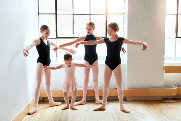 練習はあらゆる点を完璧にする ダンススタジオで少女バレエを教えている若いバレリーナのグループが — ストック写真