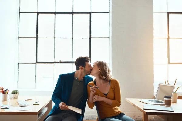 Eles Têm Sorte Por Trabalharem Juntos Jovem Casal Beijando Enquanto — Fotografia de Stock