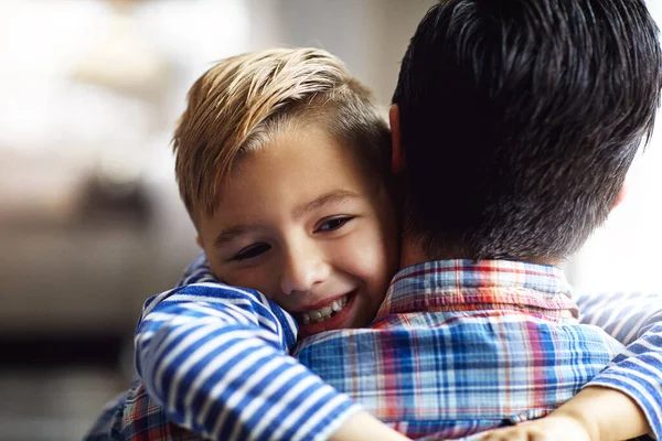 Simplesmente Melhor Pai Menino Adorável Abraçando Seu Pai Casa — Fotografia de Stock