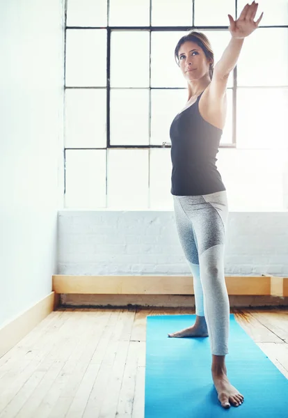 Yoga Ejercicio Perfecto Con Beneficios Salud Sorprendentes Una Joven Atractiva — Foto de Stock