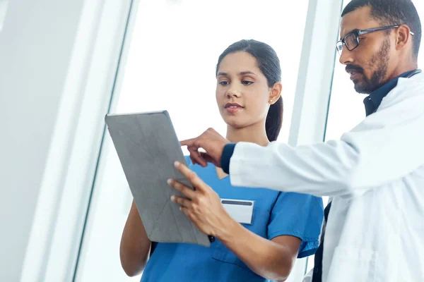 Együtt Elérik Diagnózist Két Fiatal Orvos Digitális Tabletet Használ Egy — Stock Fotó